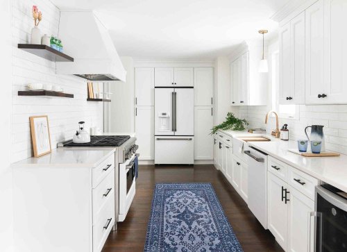 30 Times White Kitchen Cabinets With Black Hardware Looked Absolutely Stunning