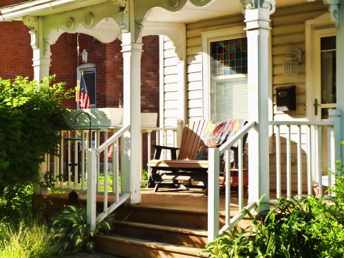 5 Common Front Porch Features That Secretly Give Designers the "Ick"