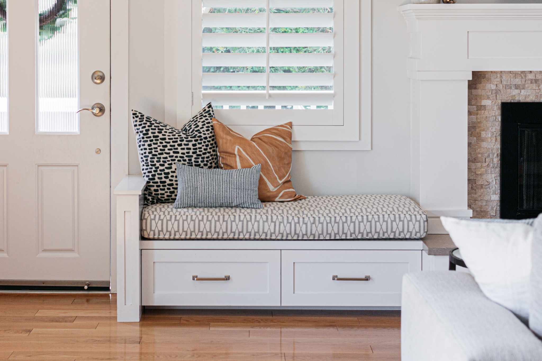 33 Inviting Window Seat Ideas for Any Room That Everyone Will Fight Over