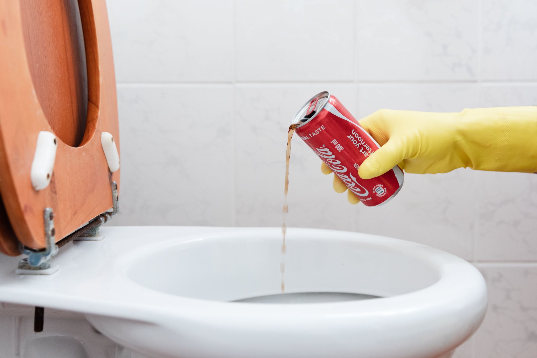 10 Weird Toilet Cleaning Hacks That Really Work