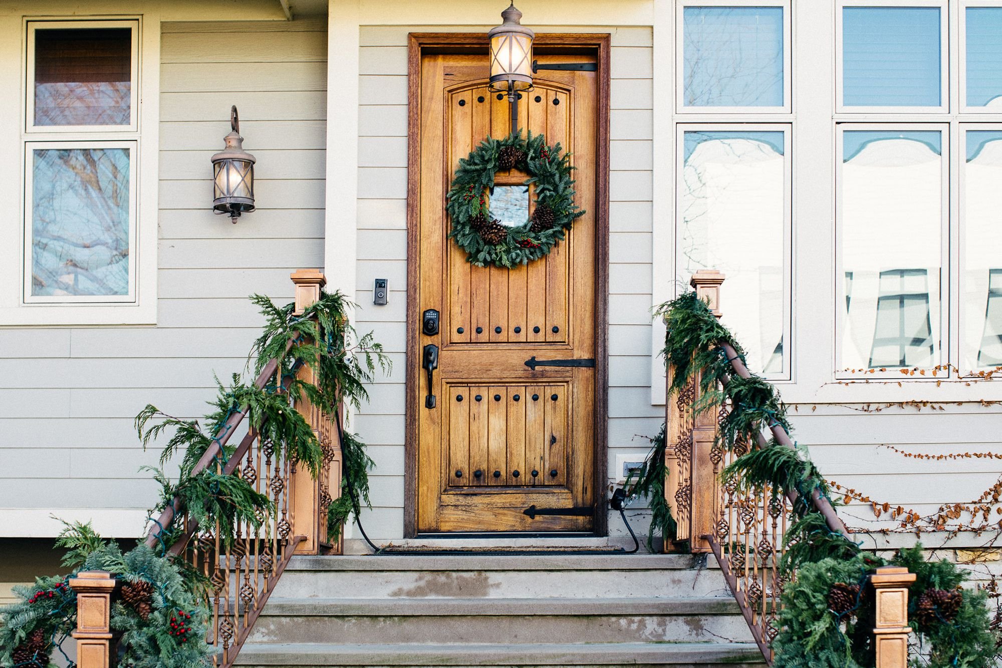 9 Natural Outdoor Christmas Decoration Ideas With Major Curb Appeal