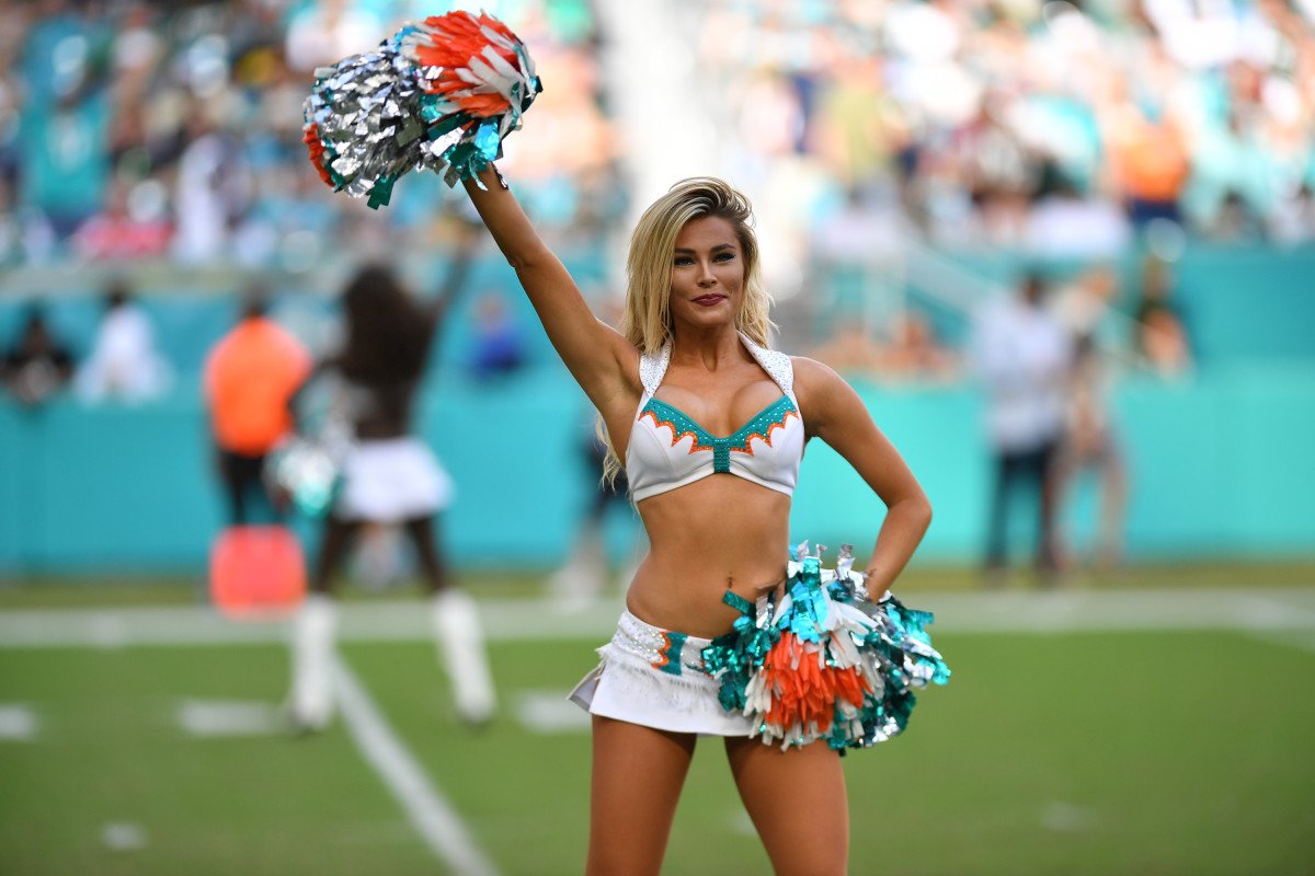 NFL World Reacts To Dolphins Cheerleader Photo - The Spun: What's