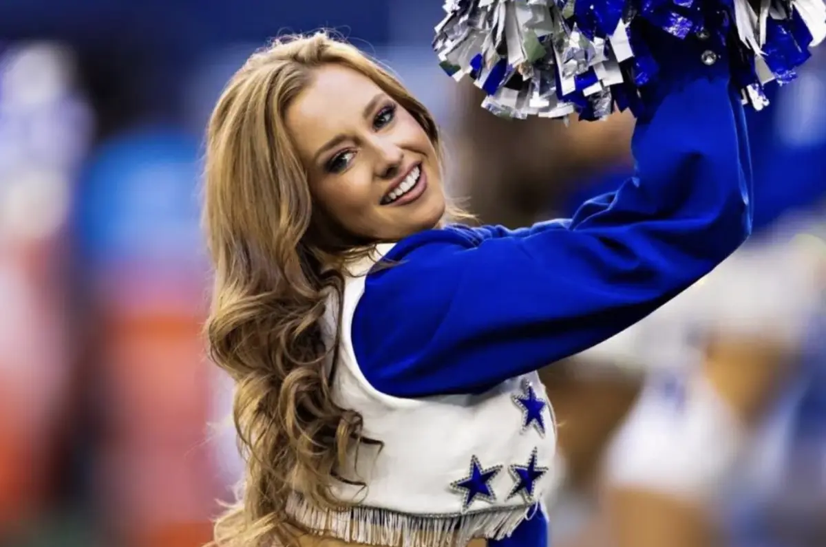 Cowboys Cheerleader Turns Heads With Her Mirror Selfie, The Spun