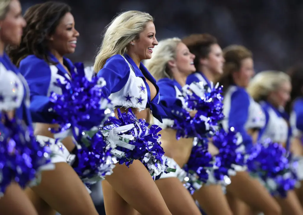 NFL World Reacts To Viral Cowboys Cheerleader Photo - The Spun: What's  Trending In The Sports World Today