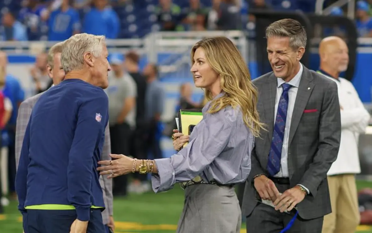 NFL Fans React To Erin Andrews' Bold Sideline Outfit