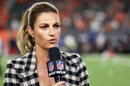 Look: NFL World Reacts To Erin Andrews' Outfit Sunday