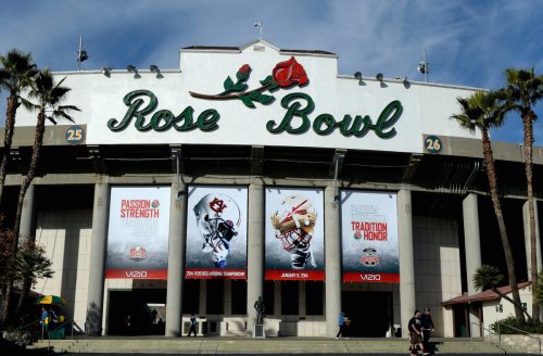 College Football World Reacts To Controversial Bowl Decision