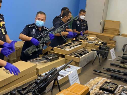 Foreigner arrested in Sentul, fake guns worth over RM300,000 seized