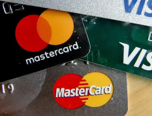 ‘They’re hurting’: Canadian credit card debt rockets up to $93 billion and economists fear vulnerable are taking on more debt to pay for basics