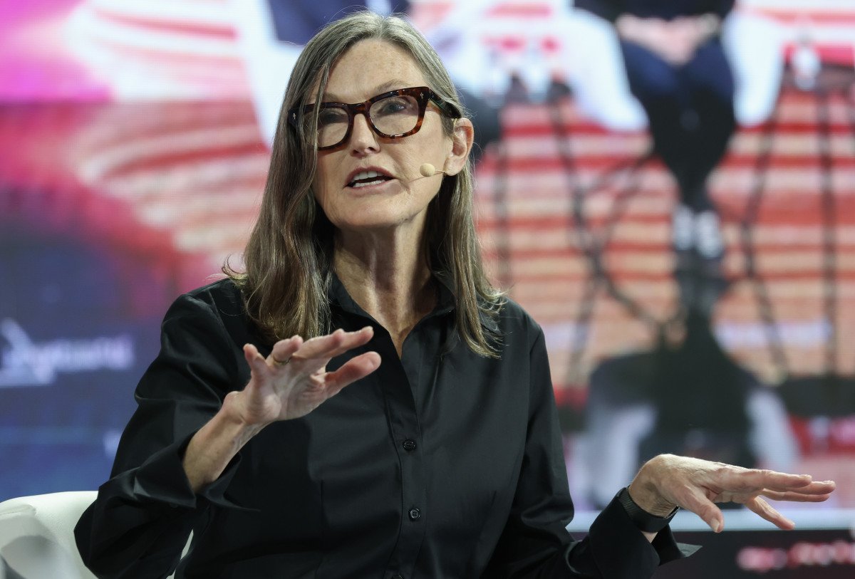 Cathie Wood buys $11M of sinking crypto stock again