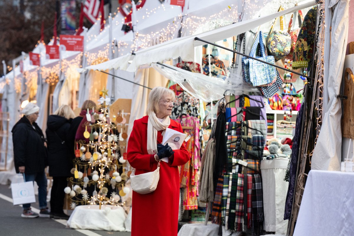 Markets tumble on Christmas eve despite GDP surge