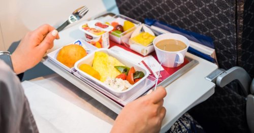 A photo of an airline's bad vegetarian meal is going very viral