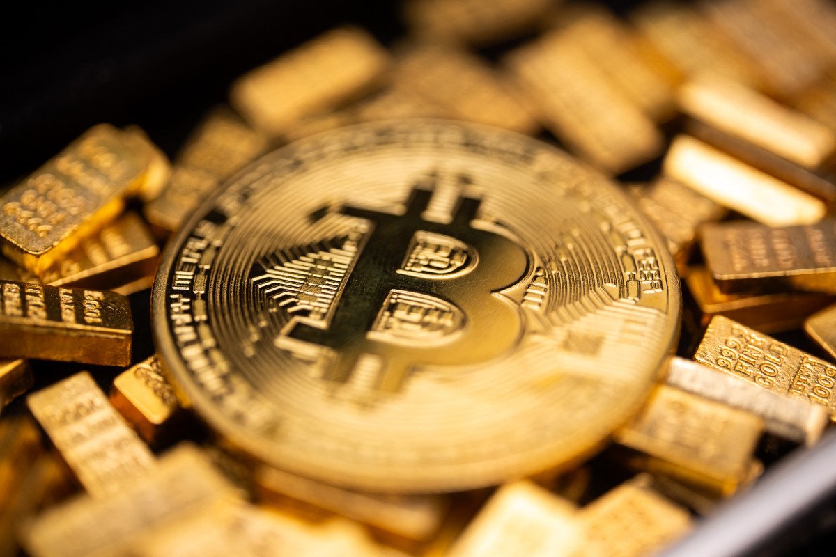 Veteran analyst says Bitcoin 'spanked' gold