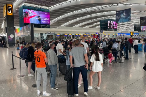 Heathrow passengers queue for '3 HOURS as 'e-gates break' on summer getaway