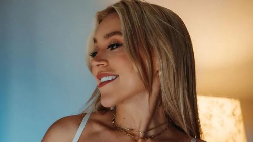 OnlyFans and boxing ace Elle Brooke looks sensational as she chows down in underwear as fans gush ‘you’re my dream girl’