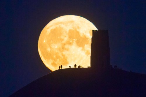 Can the Full Moon affect my mood and sleep?