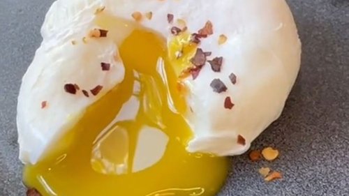 I’m a professional chef & had to poach 100 eggs a day at work – my foolproof hack makes them perfect every time