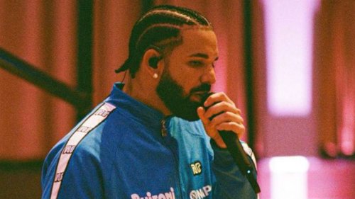 ‘Curse about to kick in’ – Fans all say the same thing as Drake is spotted wearing a Napoli jacket on stage