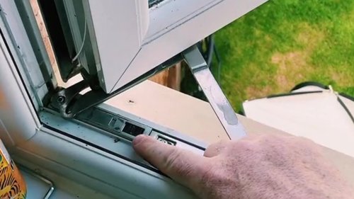 Man blows people’s minds with the easy way he cleans his windows… so did YOU know there’s a secret latch?