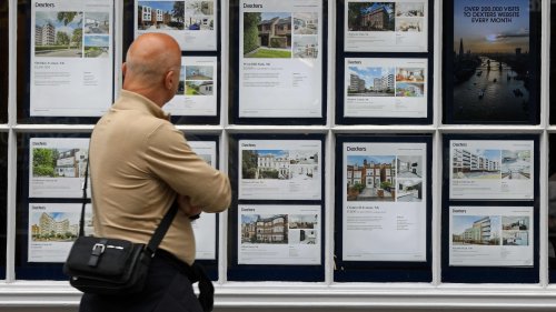 UK house prices fall as mortgage interest rates surge