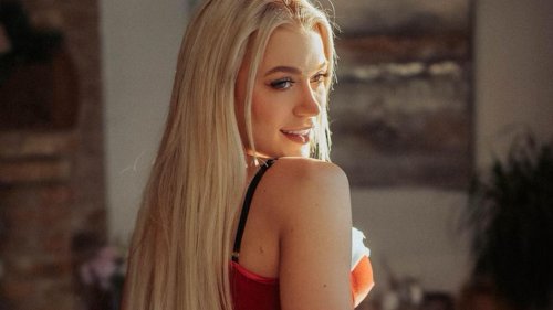 OnlyFans star Elle Brooke shows off peachy bum in sexy Christmas - Elle Brooke: Sexy Pics Of The OnlyFans Star Making Waves
