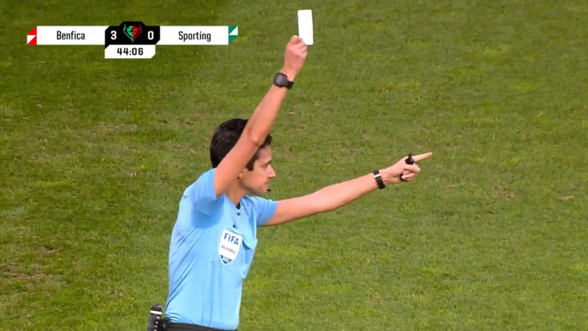 Watch referee show WHITE CARD to Sporting Lisbon and Benfica medics after  Portugal introduces new rule | Flipboard