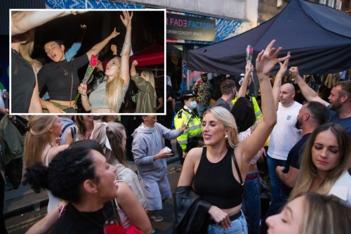 Brits sing football chants as they hit pubs & bars on eve of Euro 2020