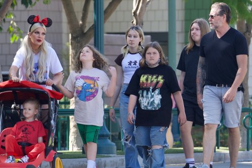 Tori Spelling looks furious with Dean McDermott & five kids at Disneyland