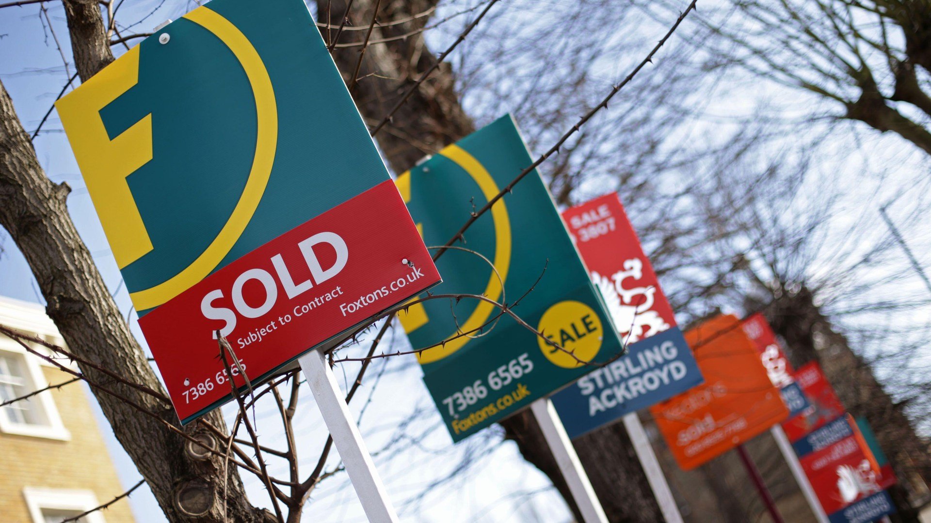 What experts predict will happen to house prices and mortgage rates in