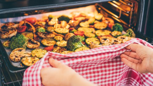 You've Been Adding Oil To Roasted Veggies At The Wrong Time