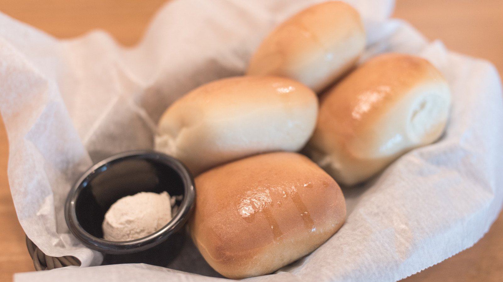 Forget Cinnamon Butter: Dunk Your Texas Roadhouse Bread In This Secret Seasoning - cover