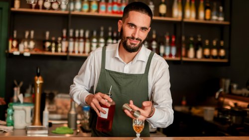How To Get Great Service At Any Bar, According To Industry Experts