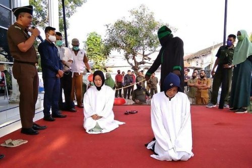 Sex Outside Of Marriage To Carry One Year Jail Sentence In Indonesia Flipboard 7031