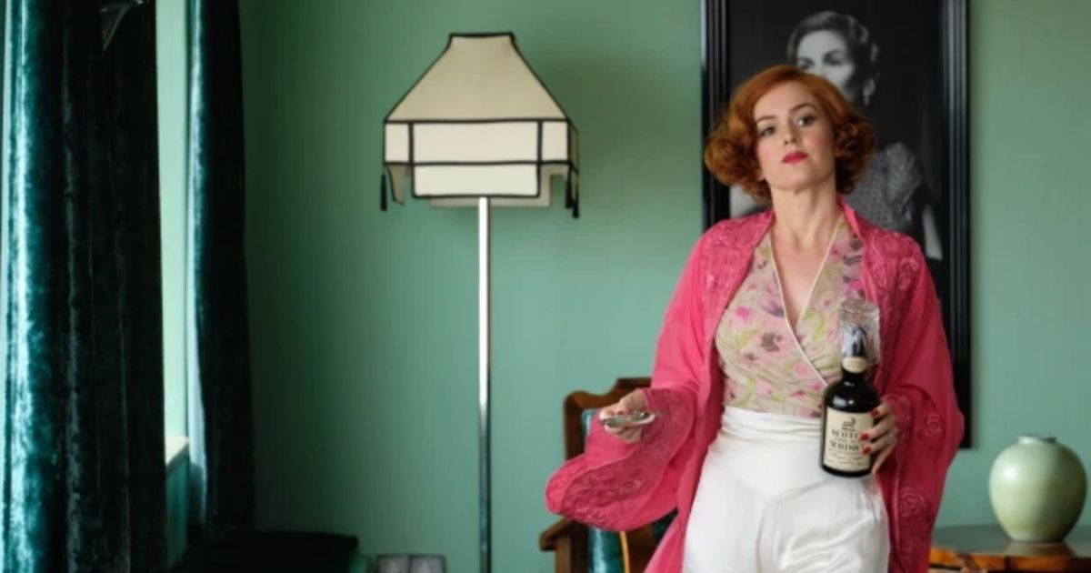Isla Fisher Discusses Creepy Incidents On The Set Of Seance Comedy ‘Blithe Spirit’