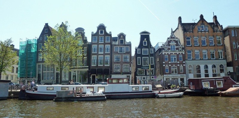 The leaning Houses of Amsterdam and why they're on the tilt