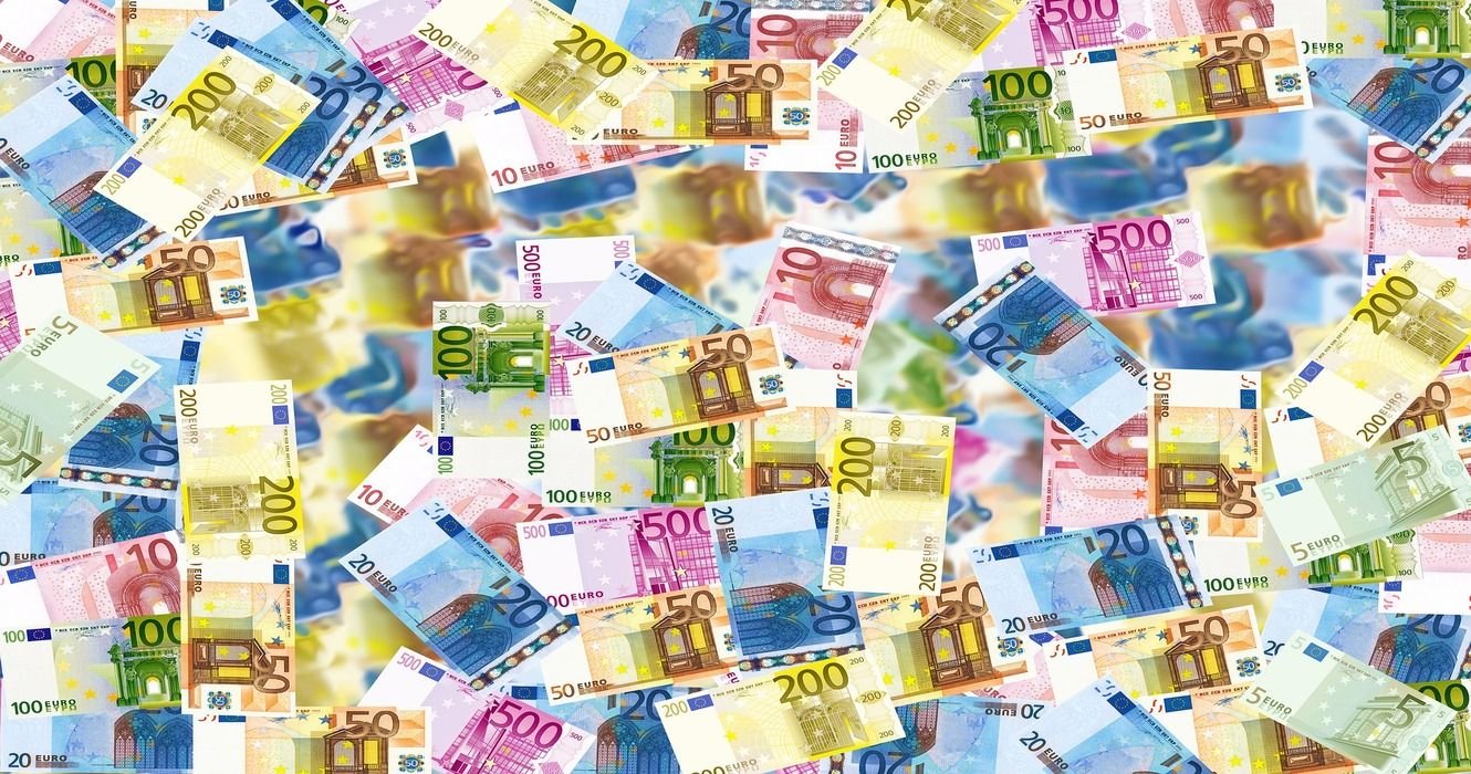 International Shopping Guide: Tips & Tricks To Save Money While On Your Dream Vacation