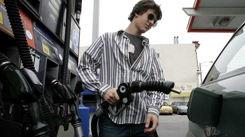 U.S. gas prices fall to pre–Ukraine invasion levels, Dow jumps back up into bull market