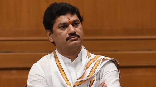Munde jolt unsettles Fadnavis government