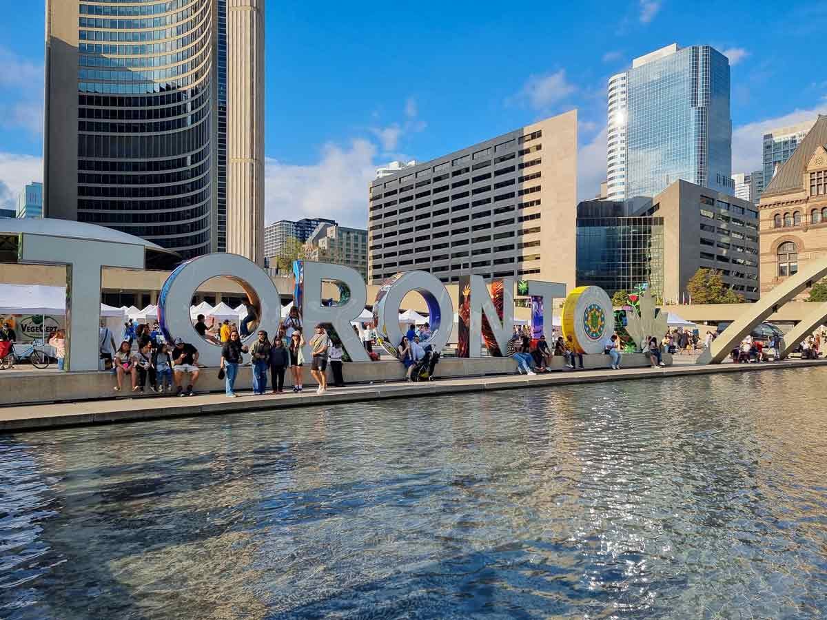 Ultimate Travel Guide to Toronto and Niagara Falls: Explore the Best of Ontario - cover