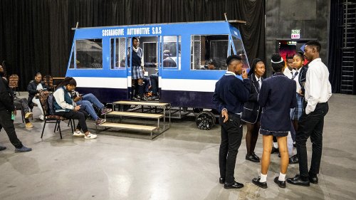 South African teenagers build solar-powered train