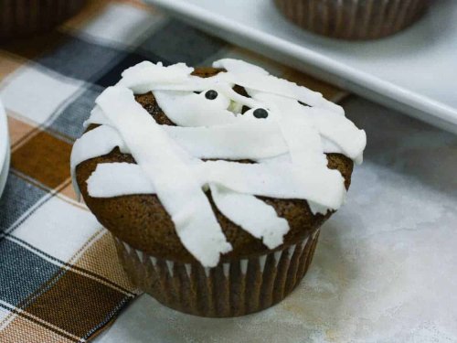Chocolate Mummy Cupcakes: Easy Halloween Recipe