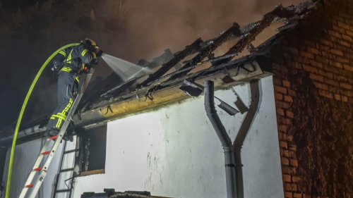 Erfurt: Carport steht in Flammen – doch es wird noch schlimmer