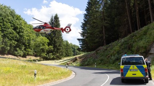 Kreis Hildburghausen: Schwerer Motorradunfall! Fahrer landet im Bach