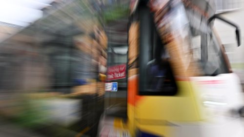 Erfurt: Mann attackiert Frau – 49-Jährige stürzt vor einfahrender Tram ins Gleisbett