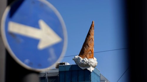 Thüringen: Mann will nur kurz ein Eis essen – Tausende Euro Schaden!