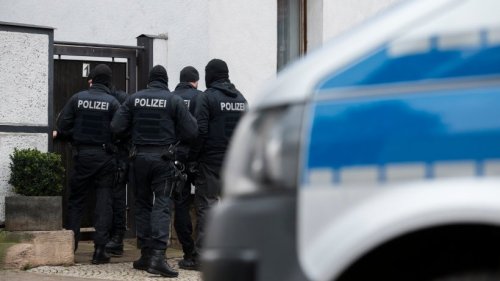 Erfurt: Drogen-Razzia in der Johannesvorstadt! Polizei nimmt vier Männer fest – 23-Jähriger mit zwei Haftbefehlen gesucht