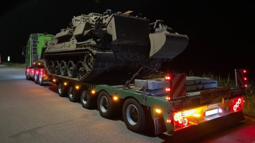 Polizei stoppt illegalen Panzertransport auf Autobahn