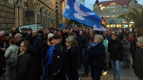 Zehntausende Menschen demonstrieren auf Thüringens Straßen gegen aktuelle Politik