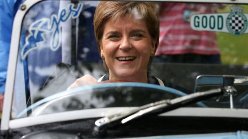 Schottlands scheidende Regierungschefin lernt Auto fahren