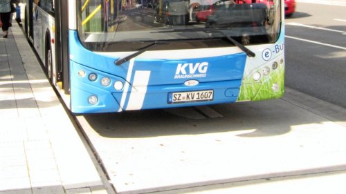 Auto kollidiert in Gotha mit Omnibus: Ein Schwerverletzter